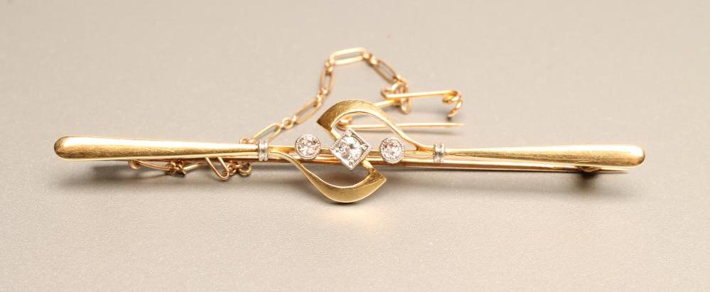 A 15CT GOLD PROPELLOR BAR BROOCH Image