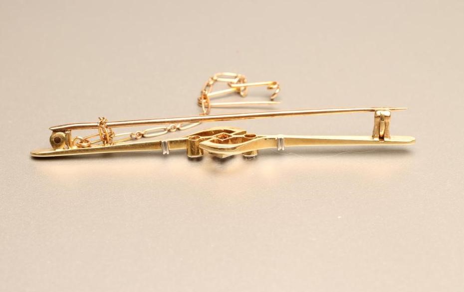 A 15CT GOLD PROPELLOR BAR BROOCH Image