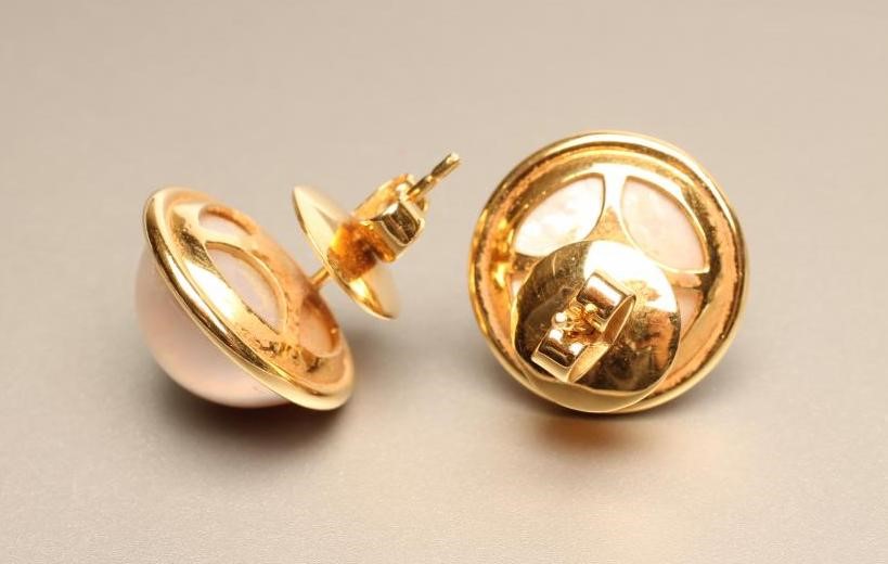 A PAIR OF MABE PEARL EAR STUDS in plain unmarked mounts with 18ct gold cupped butterfly fasteners Image