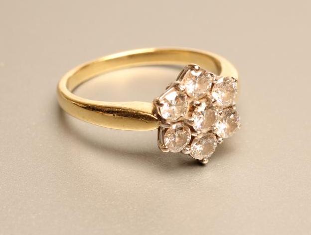 A SEVEN STONE DIAMOND CLUSTER RING Image