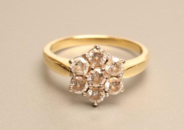 A SEVEN STONE DIAMOND CLUSTER RING Image