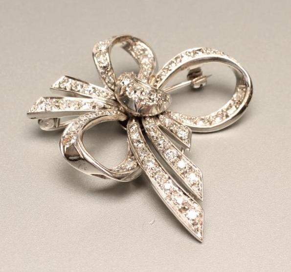 A DIAMOND BOW BROOCH Image