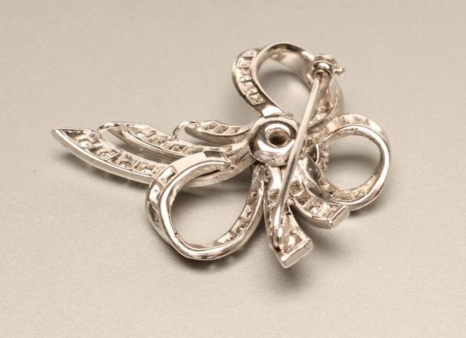A DIAMOND BOW BROOCH Image