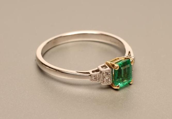 AN EMERALD AND DIAMOND RING Image