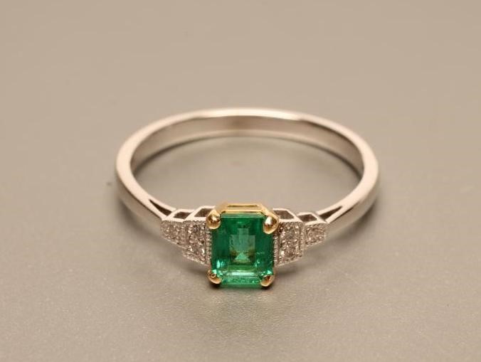 AN EMERALD AND DIAMOND RING Image