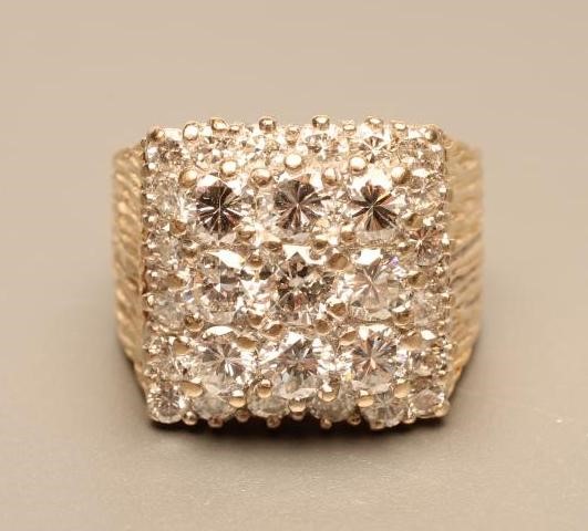 A GENTLEMAN'S DIAMOND PLAQUE RING Image