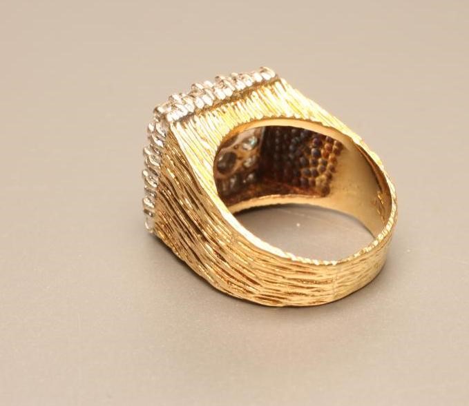 A GENTLEMAN'S DIAMOND PLAQUE RING Image