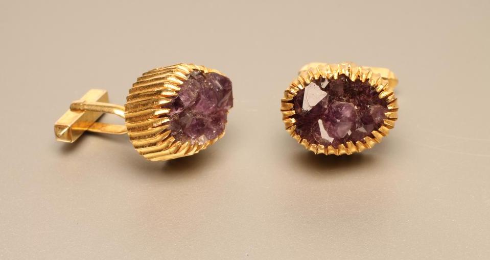 A PAIR OF 9CT GOLD CUFFLINKS Image