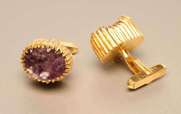 A PAIR OF 9CT GOLD CUFFLINKS Image