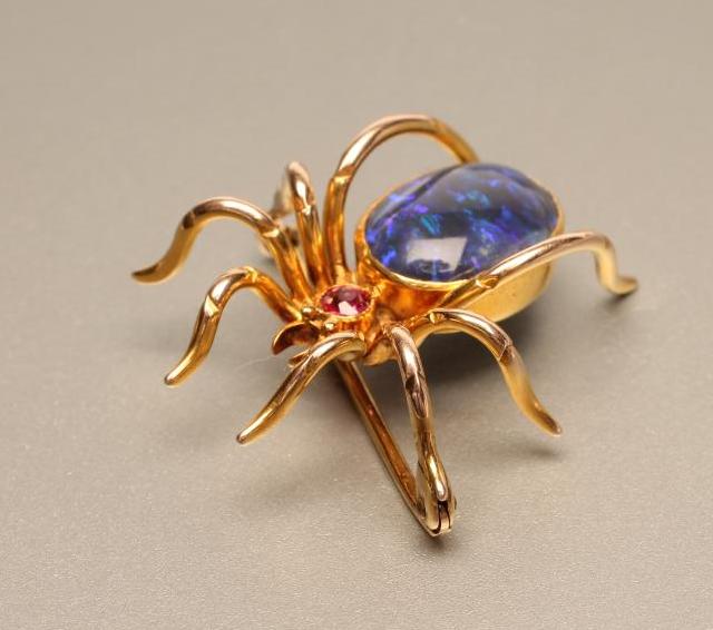 A LATE VICTORIAN SPIDER BROOCH Image