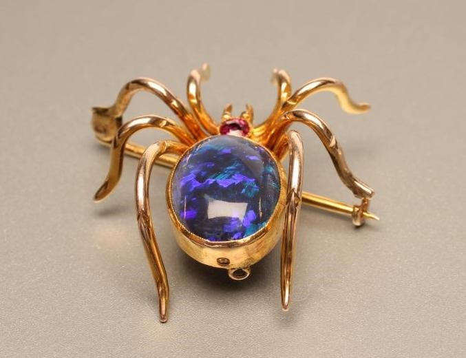 A LATE VICTORIAN SPIDER BROOCH Image