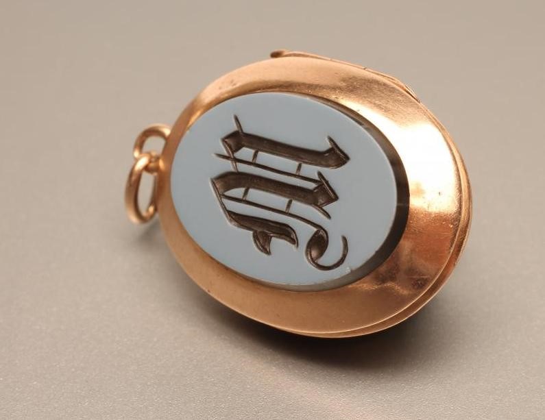 A VICTORIAN DOUBLE SIDED PENDANT Image