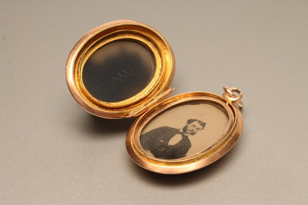 A VICTORIAN DOUBLE SIDED PENDANT Image