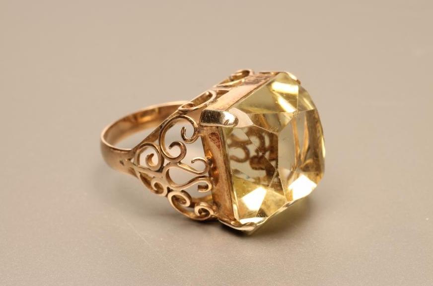 A CITRINE COCKTAIL RING Image