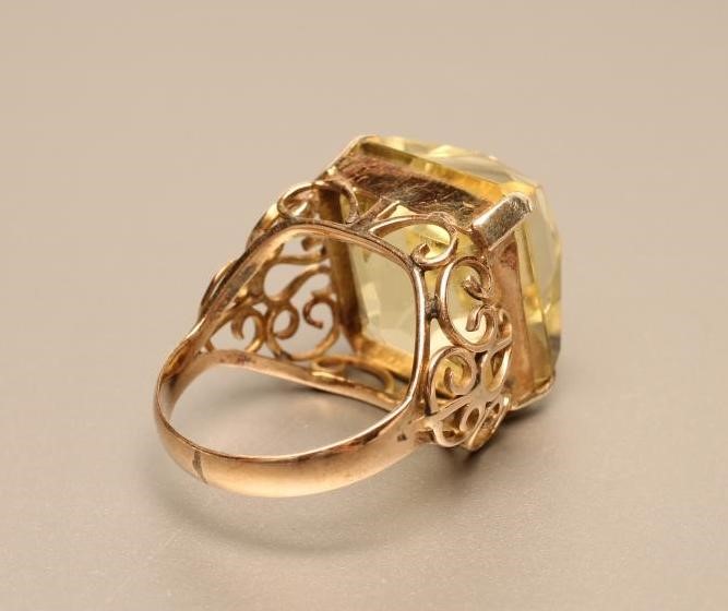A CITRINE COCKTAIL RING Image