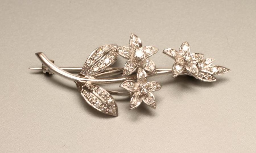 A DIAMOND SPRAY BROOCH Image