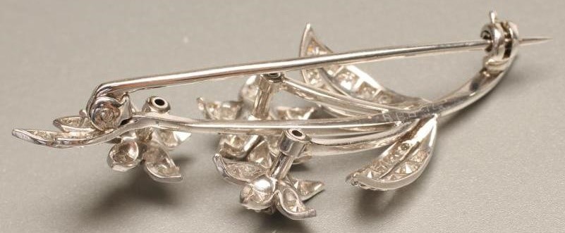 A DIAMOND SPRAY BROOCH Image