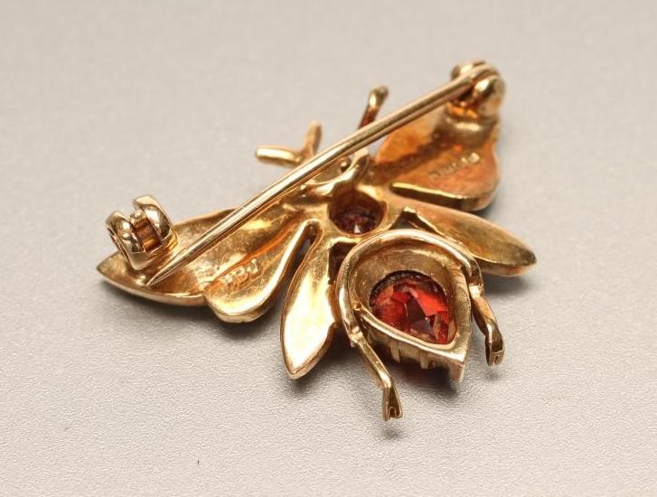 A 9CT GOLD NOVELTY FLY BROOCH with seed pearl set wings and garnet eyes Image