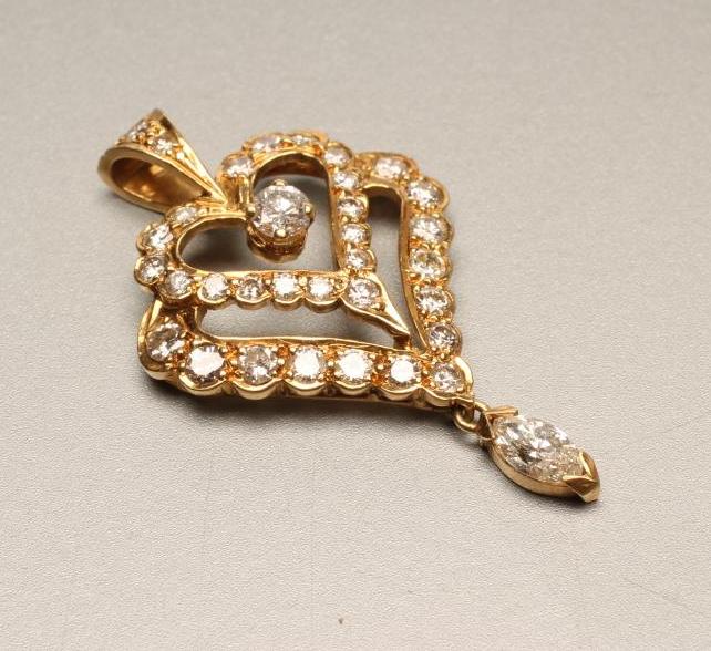 A DIAMOND DOUBLE HEART PENDANT Image