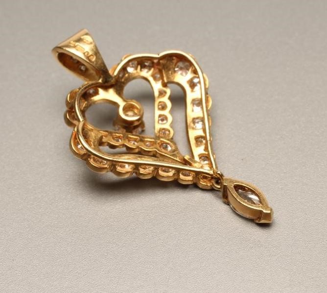 A DIAMOND DOUBLE HEART PENDANT Image