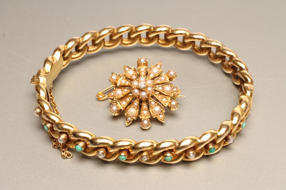 A LATE VICTORIAN 15CT GOLD STIFF HINGED BANGLE Image