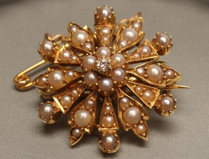 A LATE VICTORIAN 15CT GOLD STIFF HINGED BANGLE Image