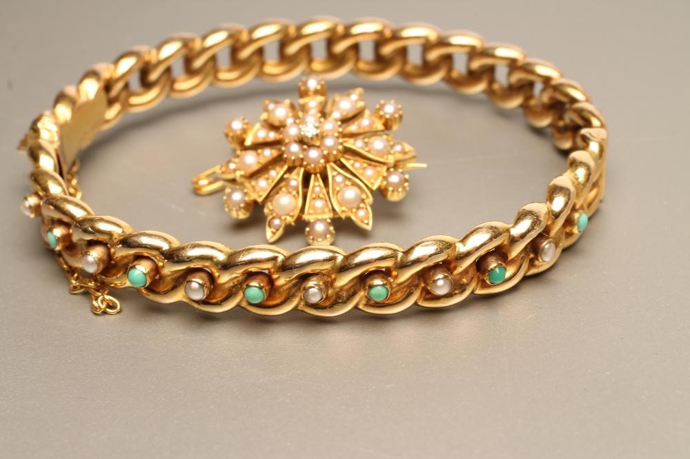 A LATE VICTORIAN 15CT GOLD STIFF HINGED BANGLE Image