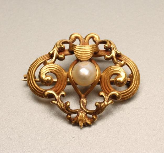 A 14CT GOLD AND PEARL BROOCH/PENDANT Image