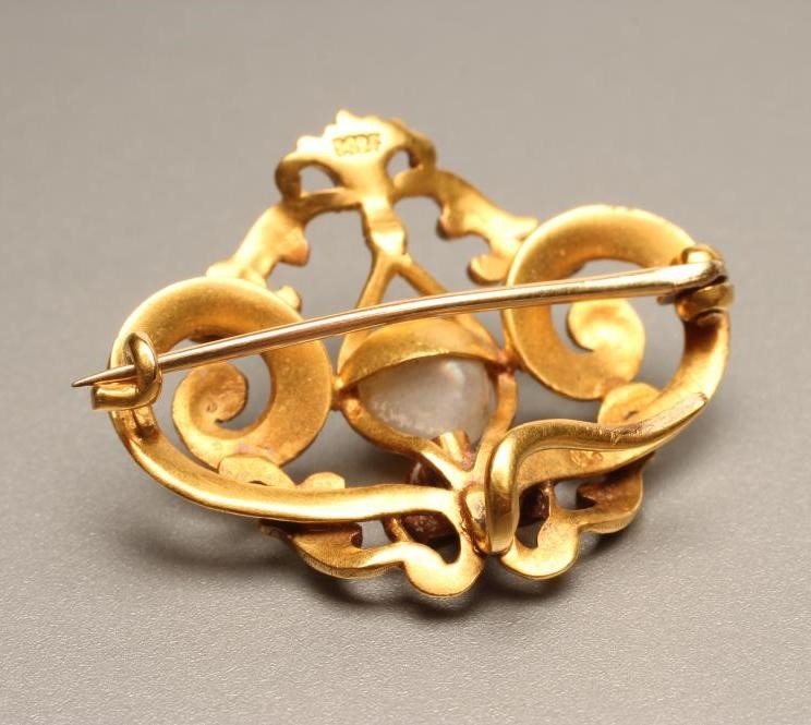 A 14CT GOLD AND PEARL BROOCH/PENDANT Image
