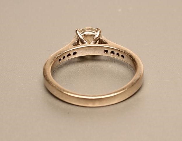 A SOLITAIRE DIAMOND RING Image
