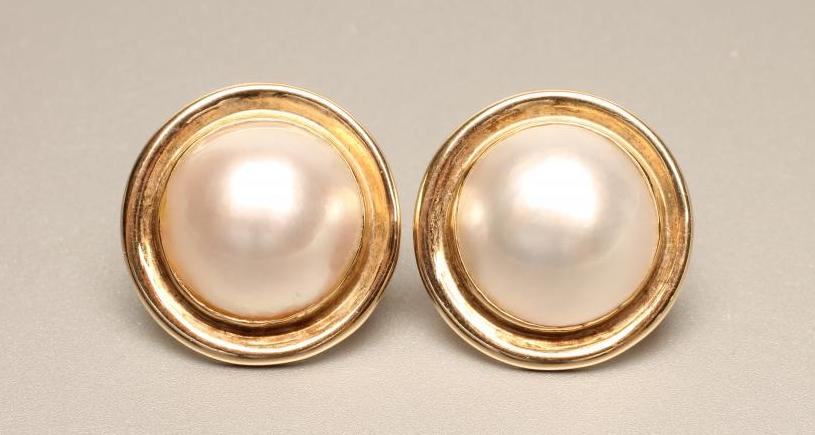 A PAIR OF MABE PEARL FRENCH EAR CLIPS set in plain 9ct gold mounts Image