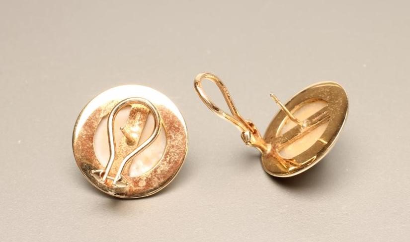 A PAIR OF MABE PEARL FRENCH EAR CLIPS set in plain 9ct gold mounts Image