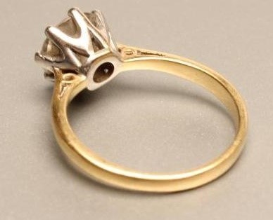 A SOLITAIRE DIAMOND RING Image