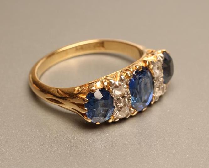 A THREE STONE SAPPHIRE RING Image