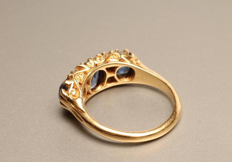 A THREE STONE SAPPHIRE RING Image