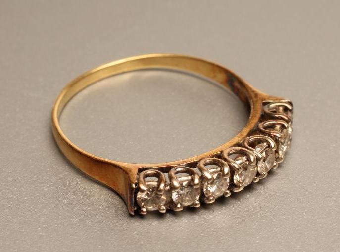 A SEVEN STONE DIAMOND HALF HOOP ETERNITY RING Image