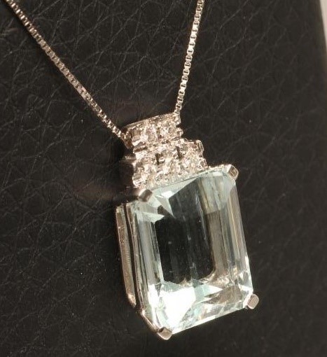 AN AQUAMARINE PENDANT Image