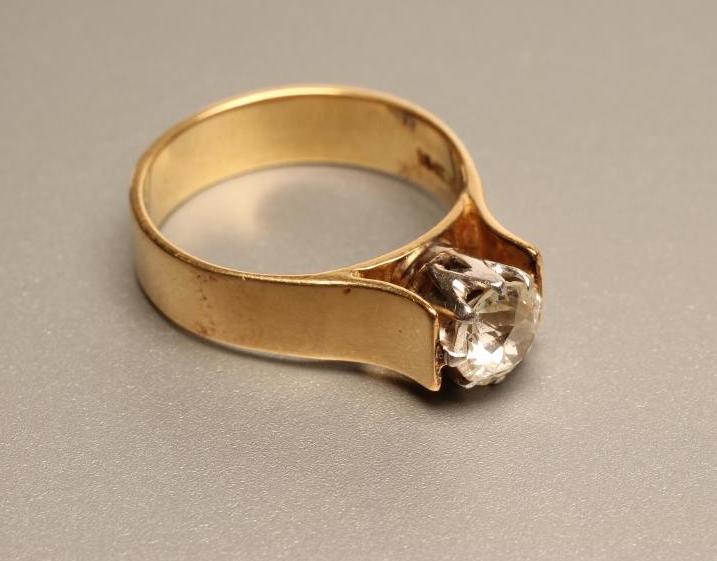 A SOLITAIRE DIAMOND RING Image