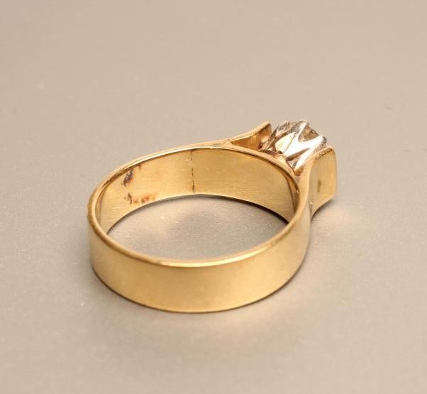 A SOLITAIRE DIAMOND RING Image