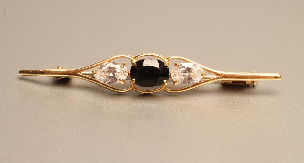 A SAPPHIRE BROOCH Image