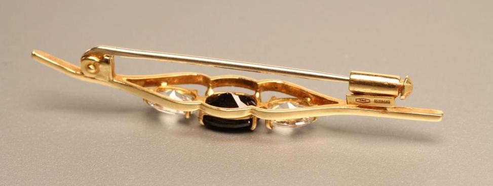 A SAPPHIRE BROOCH Image