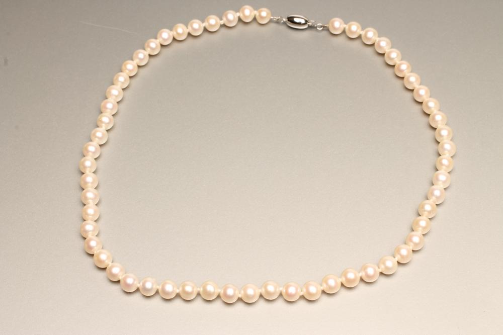 A SINGLE STRING OF CULTURED PEARLS Image
