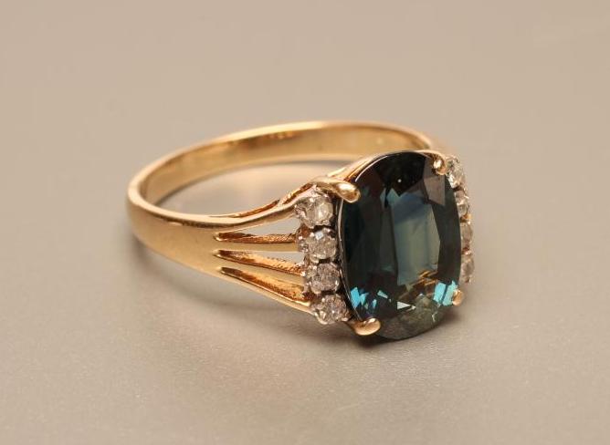 A SAPPHIRE RING Image