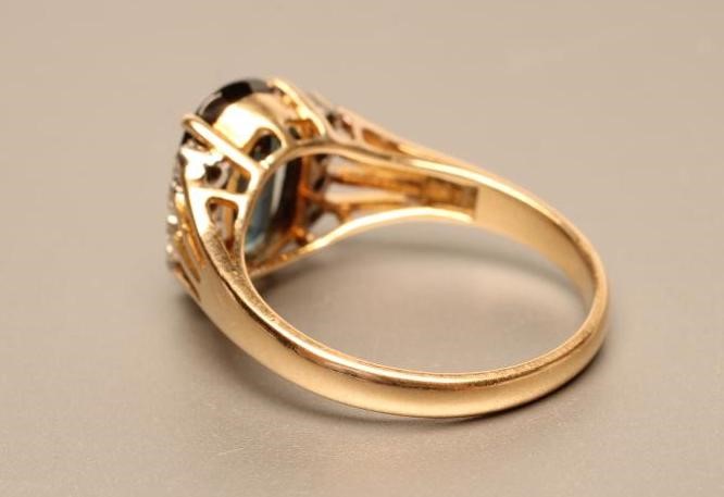 A SAPPHIRE RING Image