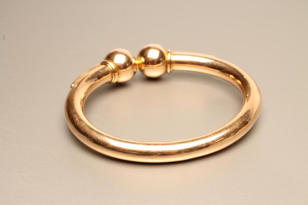 A GOLD TORQUE with invisible twist hinge Image