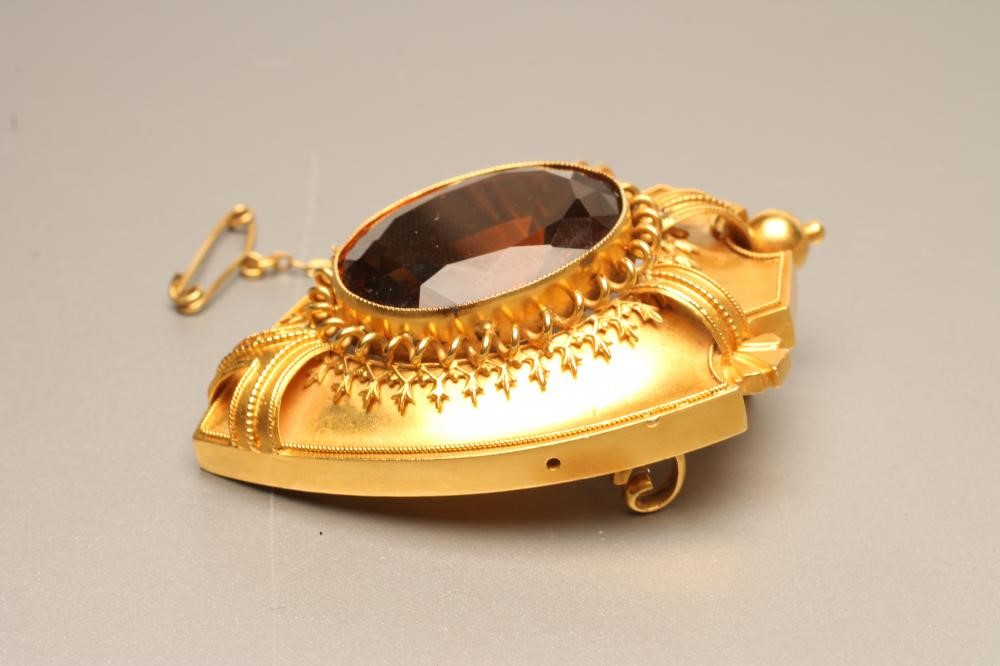 A VICTORIAN BROOCH Image