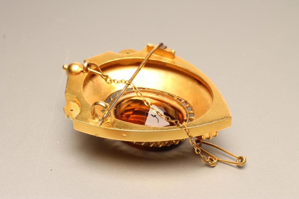 A VICTORIAN BROOCH Image