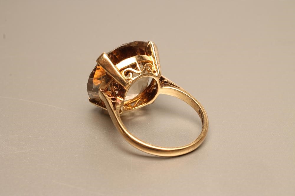 A SMOKY QUARTZ COCKTAIL RING Image
