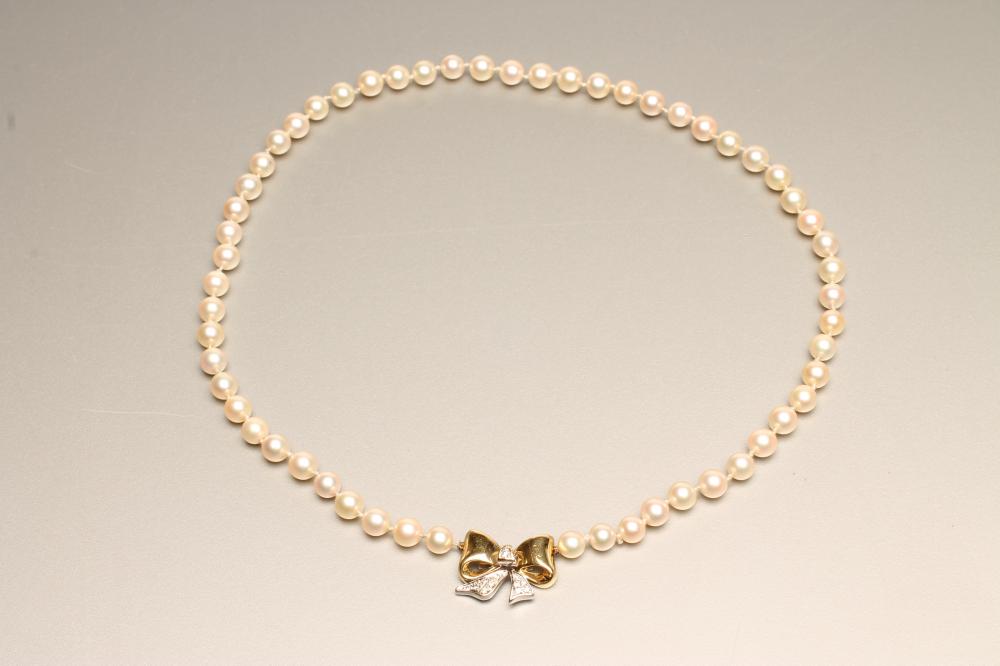 A SINGLE STRING OF CULTURED PEARLS Image
