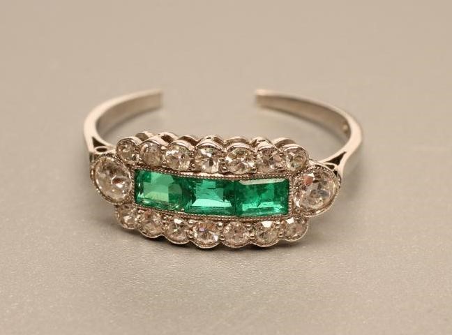 AN EMERALD AND DIAMOND RING Image